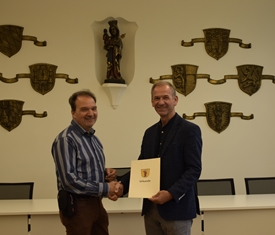 Stadt Altötting, Urkundenübergabe Anton Grundner, Neuer Stadtheimatpfleger, Foto: Stadt Altötting