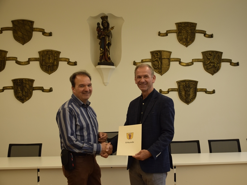 Stadt Altötting, Urkundenübergabe Anton Grundner, Neuer Stadtheimatpfleger, Foto: Stadt Altötting
