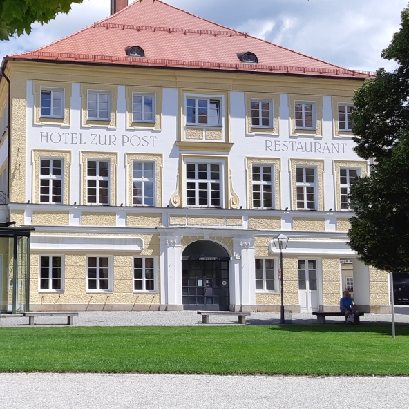 Hier sehen Sie das Hotel zur Post mit Terrasse auf den Kapellplatz