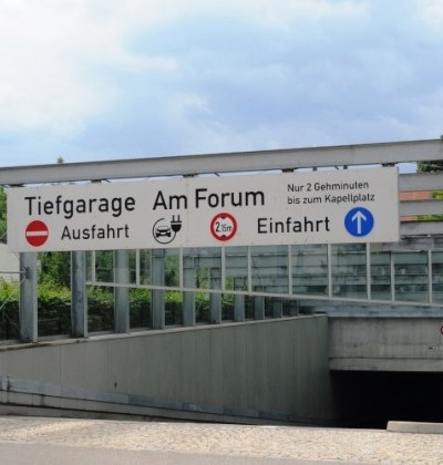 Hinweisschild an der Einfahrt zur Tiefgarage am Forum Altötting