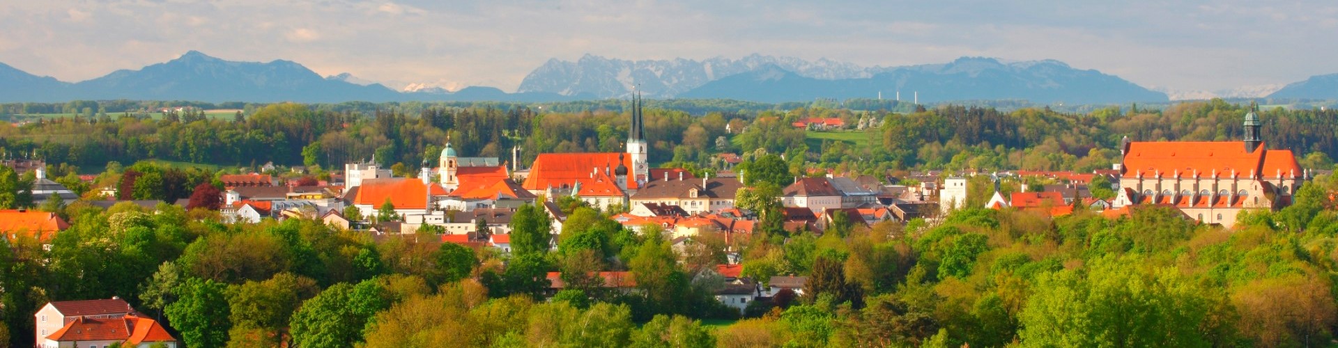 Das Alpenpanorama mit Altötting im Vordergrund.