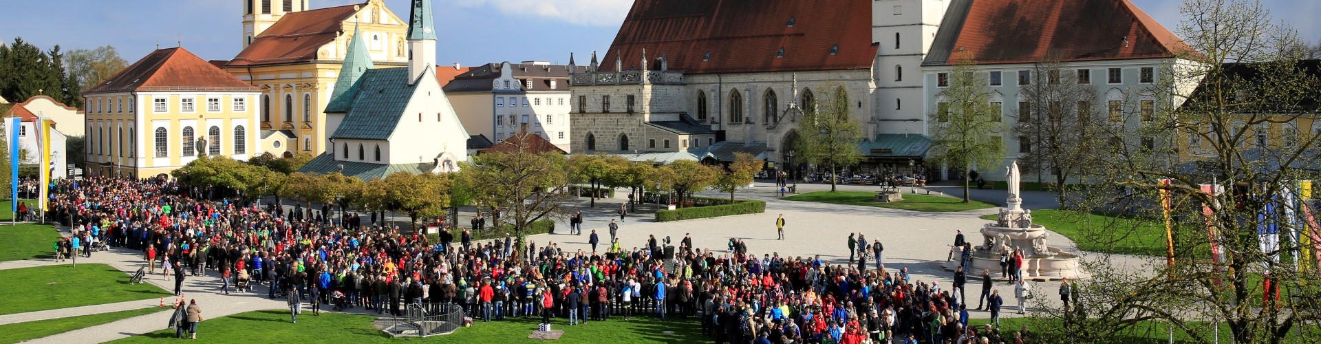 Ein Pilgereinzug auf dem Altöttinger Kapellplatz mit Versammlung vor der Gnadenkapelle.