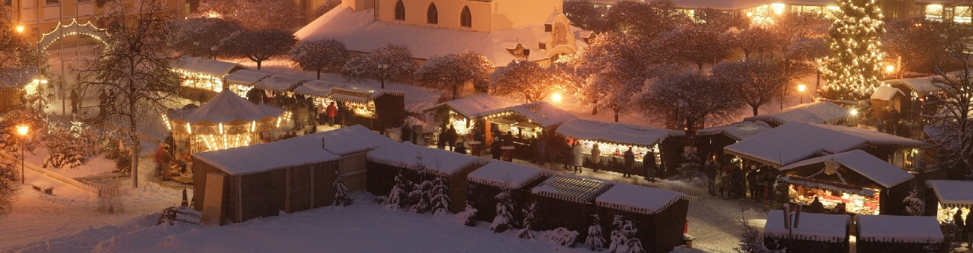 Der Altöttinger Christkindlmarkt am Kapellplatz mit viel Schnee.
