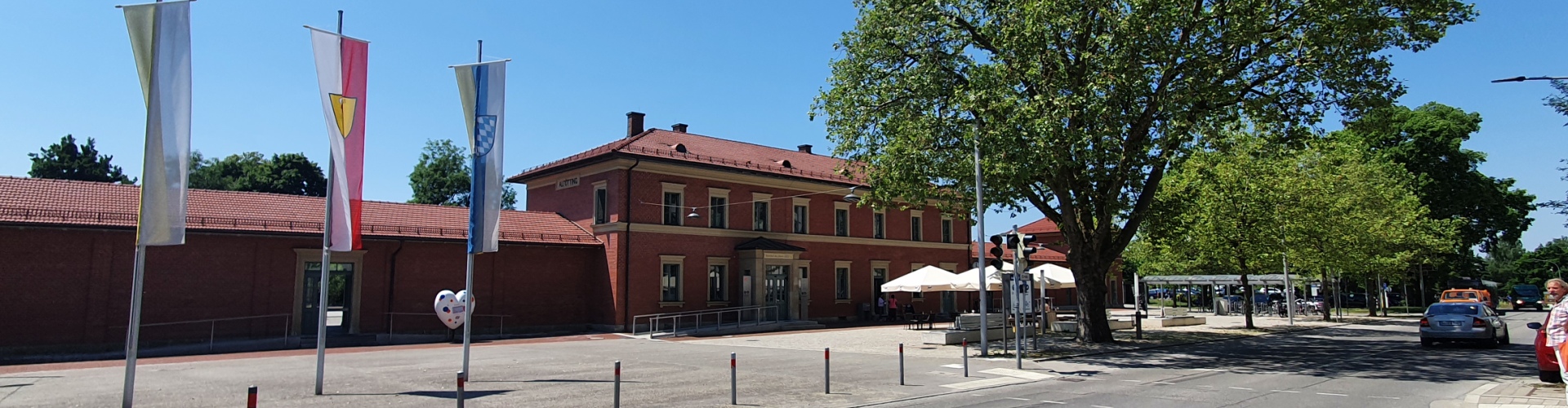 Hier sehen Sie den Vorplatz vom Bahnhof