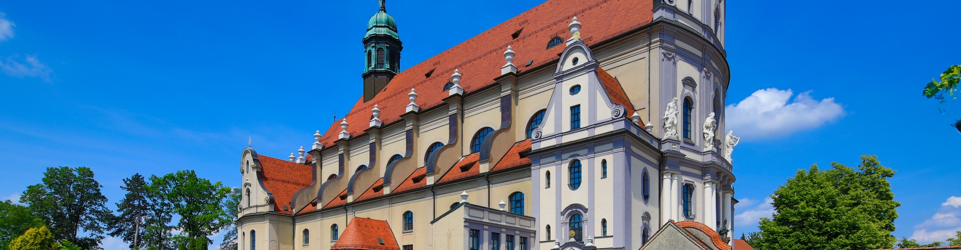 Außenansicht auf die Basilika St. Anna in Altötting.