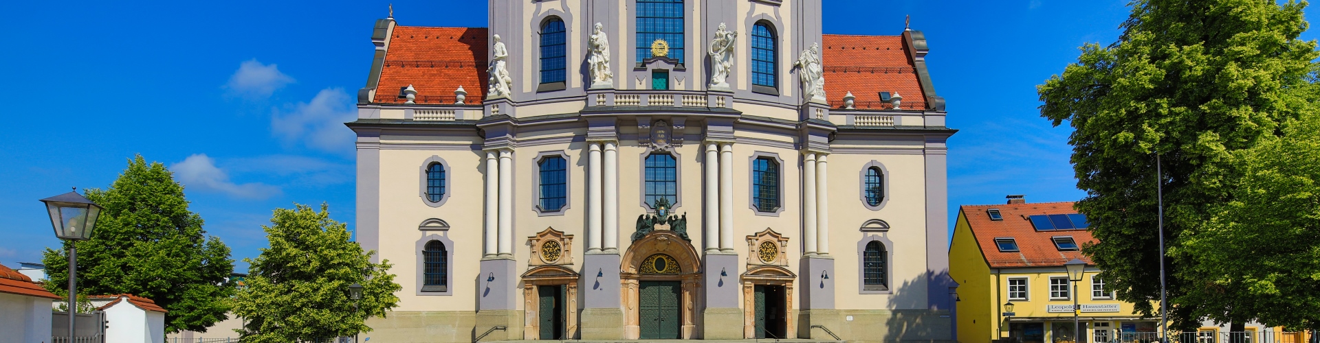 Außenansicht auf die Basilika St. Anna in Altötting.