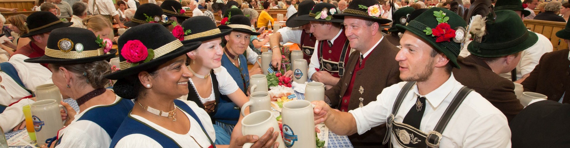 Auf der Altöttinger Hofdult wird im Festzelt das Brauchtum und die Tradition in Form von Dirndl, Lederhosen und einer Maß Bier gelebt.