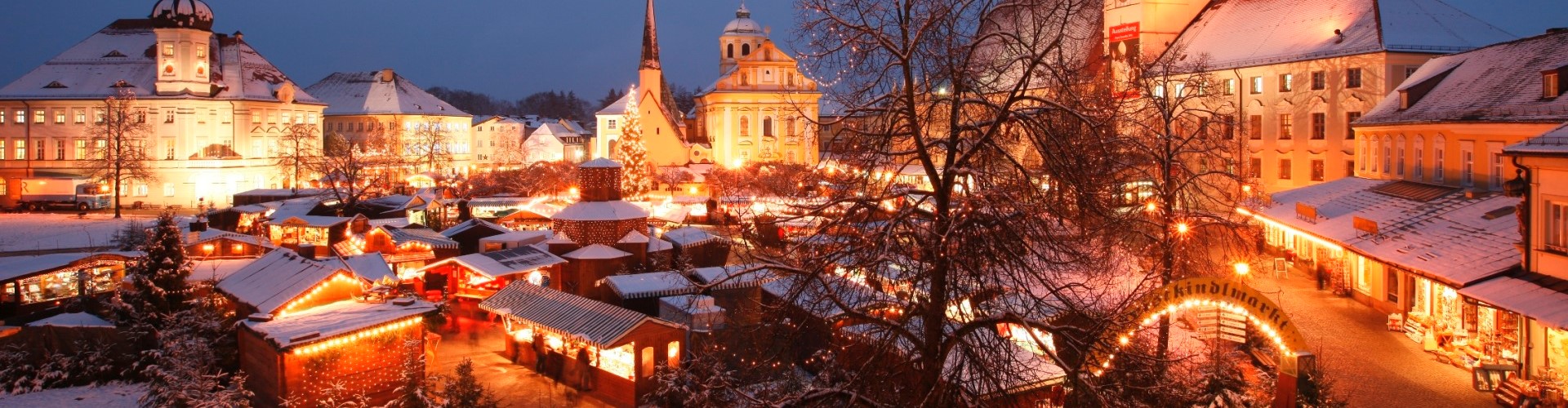 Der Altöttinger Christkindlmarkt am Kapellplatz im Advent.