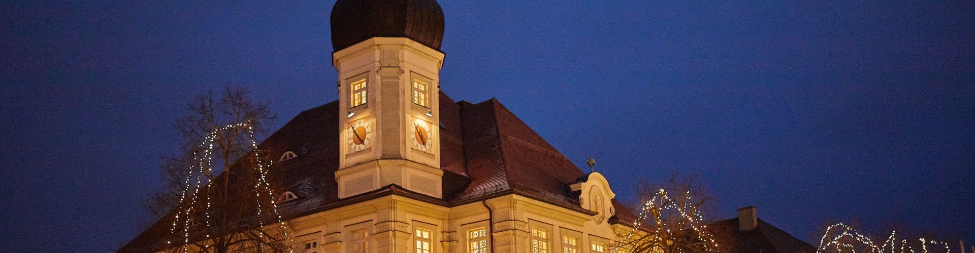 Hier sehen Sie das Rathaus mit Weihnachtsbeläuchtung
