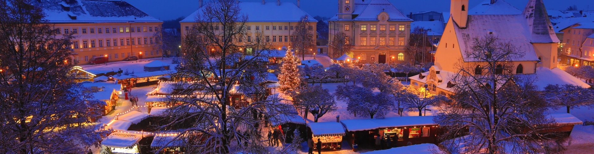 Altöttinger Christkindlmarkt im Schnee.