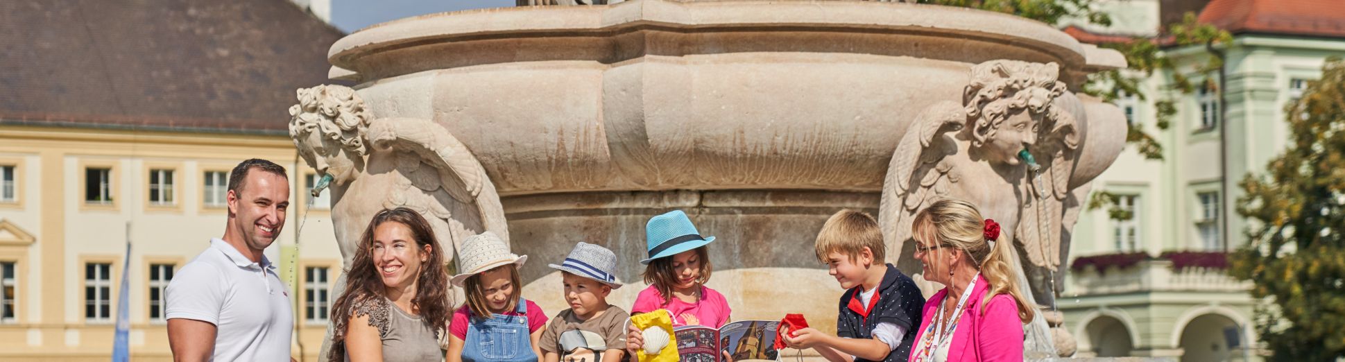 Hier Sehen Sie Kinder mit Ihren Eltern am Marienbrunnen