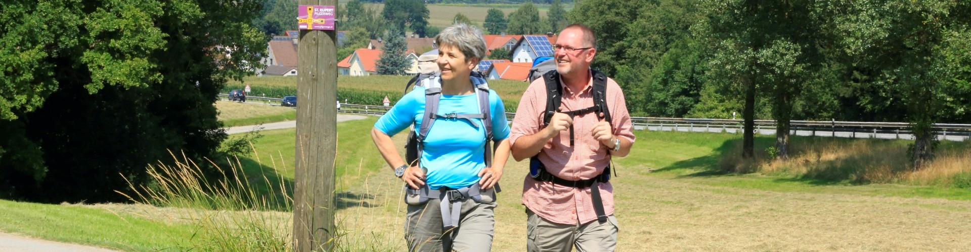 Zwei Pilger auf dem Georg Brenner Wanderweg in Richtung Altötting.