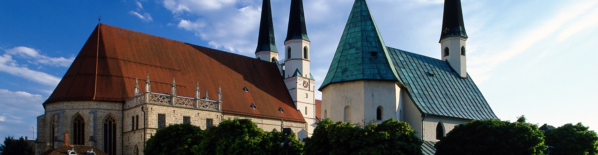 Hier sehen Sie die Stiftskirche mit der Gnadenkapelle