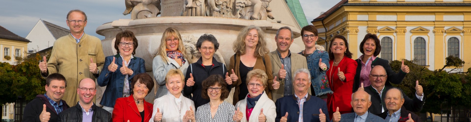 Ein Gruppenbild der Altöttinger Stadtführer, die vor Begeisterung mit dem Daumen hochzeigen.