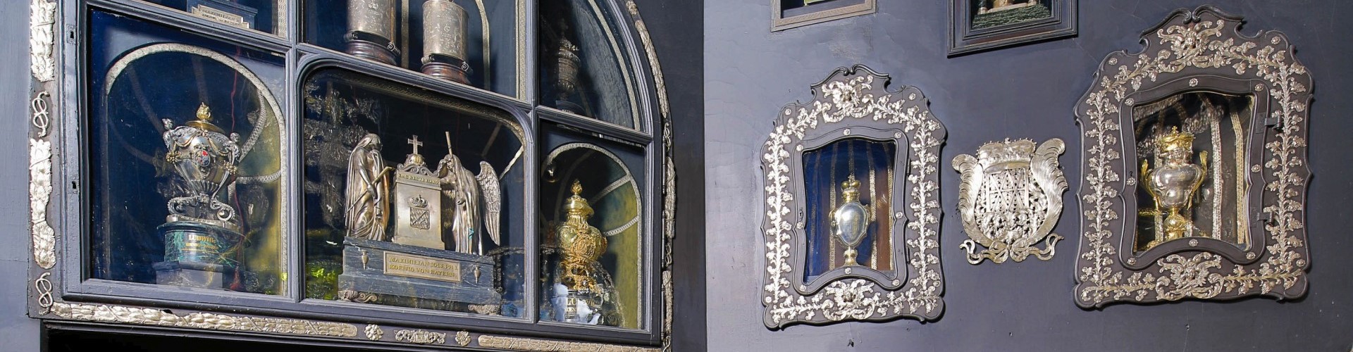 Die Herzurnen von Königen in der Altöttinger Gnadenkapelle.