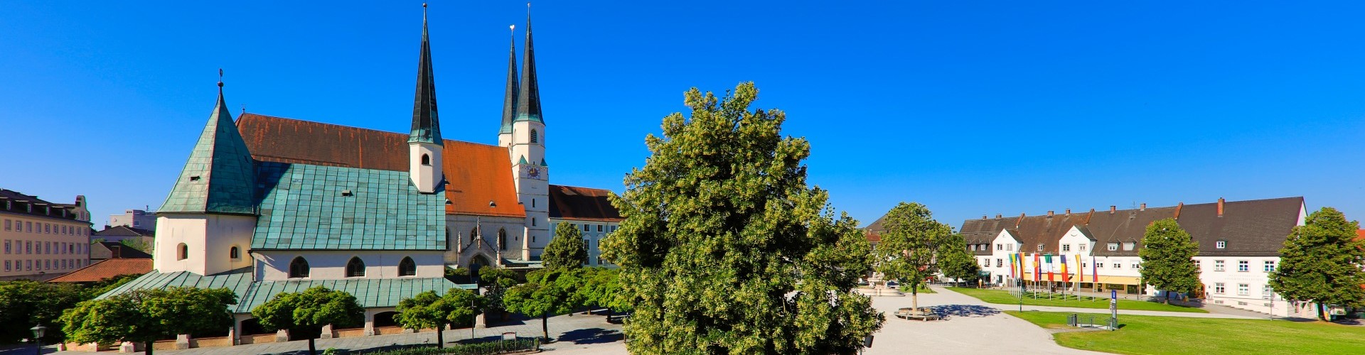 Der Altöttinger Kapellplatz mit der Gnadenkapelle und der Stiftspfarrkirche.