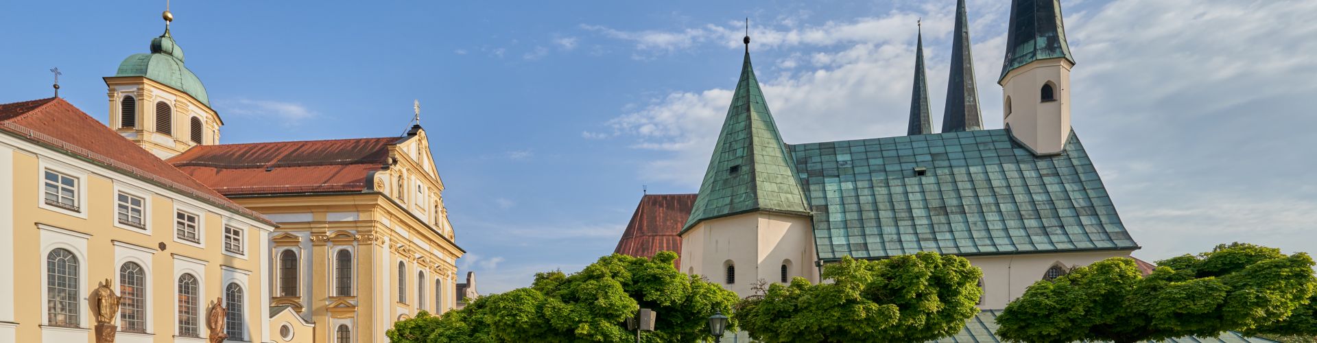 Hier sehen Sie den Kapellplatz bei Sonnenschein