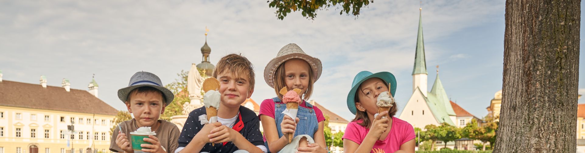 Hier sehen Sie Kinder beim Eis essen