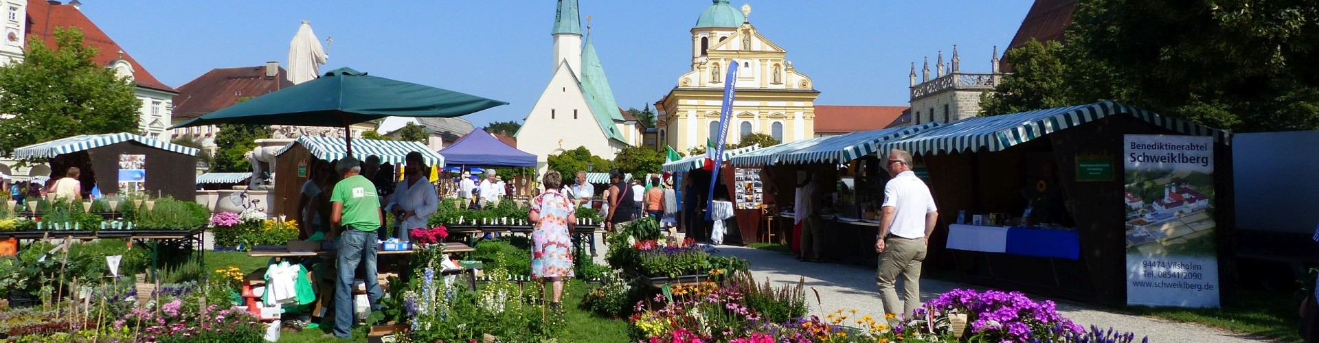 Der Altöttinger Klostermarkt 2015 mit Ständen, verschiedenen Blumen und Kräutern.