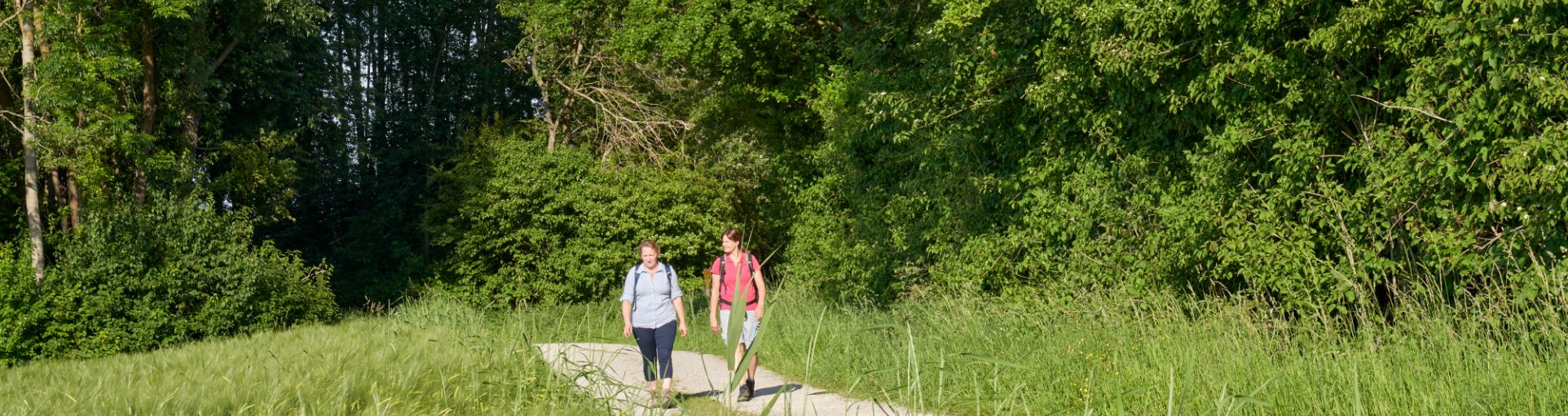 Hier sehen Sie zwei Damen auf dem Pilgerweg von Heiligenstatt nach Altötting 