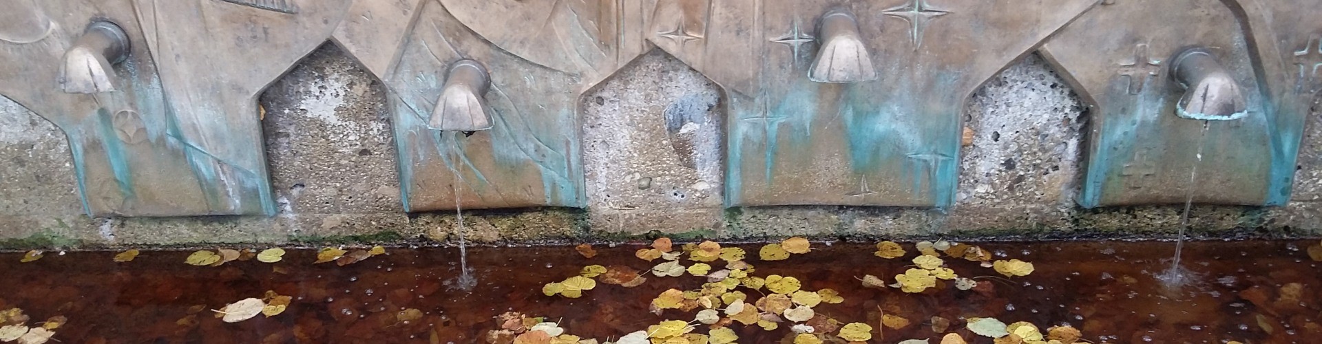 Der Brunnen bei dem Kreuzweg der Stiftskirche in Altötting.