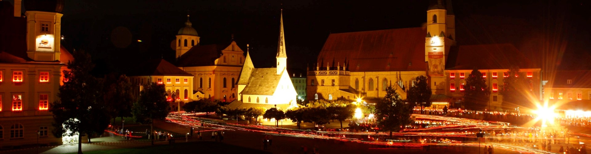 Die Lichterprozession bei Nacht am Altöttinger Kapellplatz um die Gnadenkapelle.