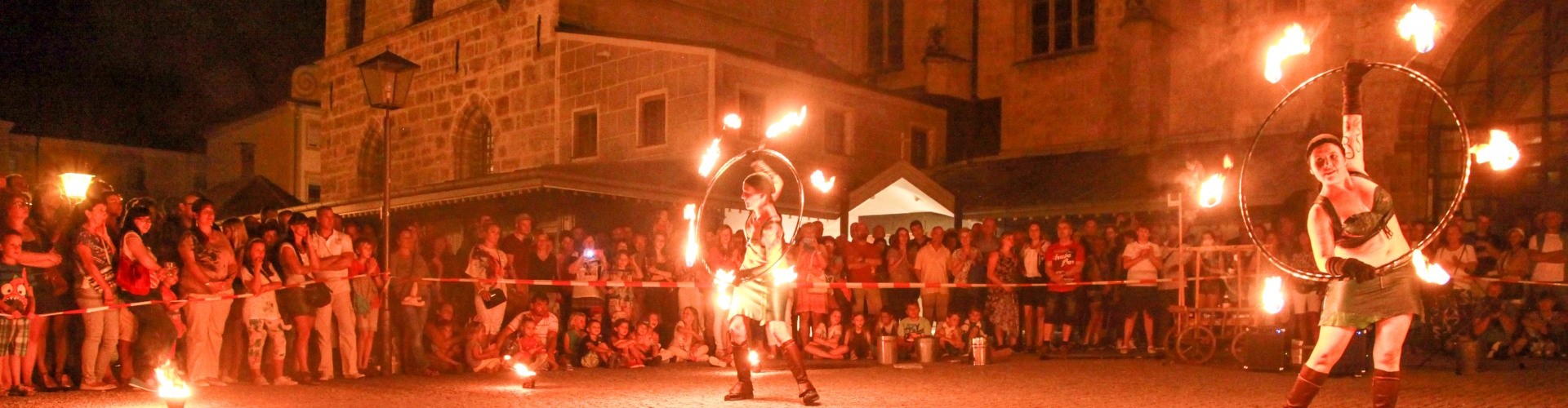 Eine Feuershow von Mediva vor der Stiftskirche am Altöttinger Stadtfest.