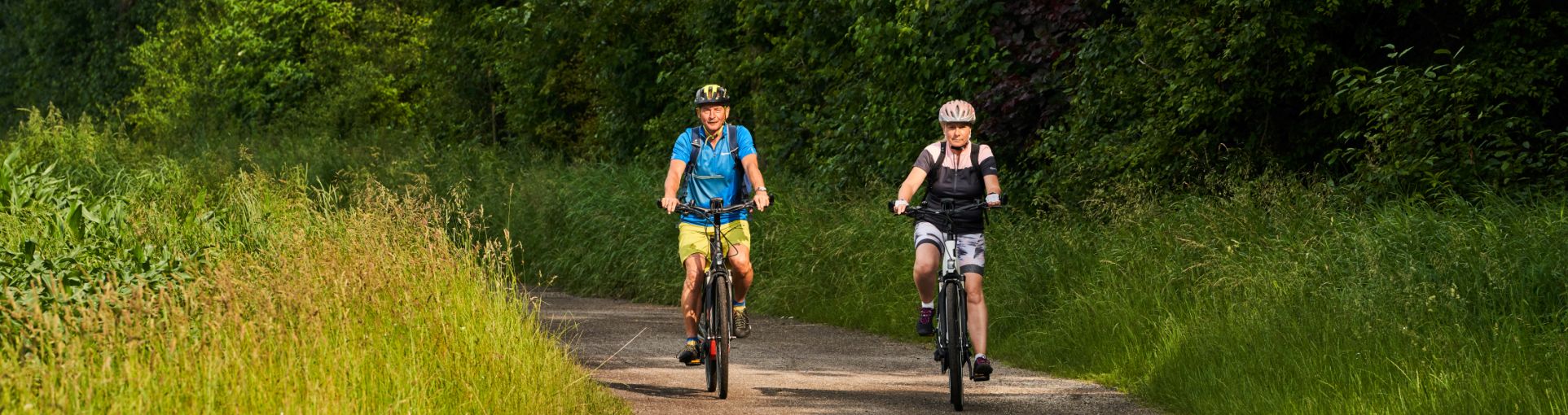 Hier sehen Sie zwei Fahrradfahrer am Kreuzweg