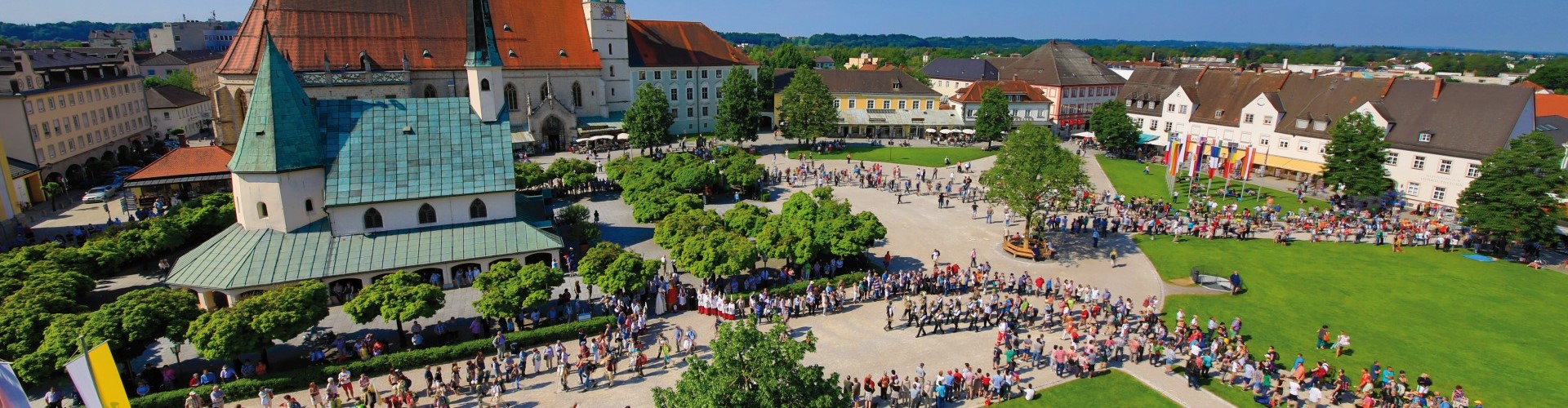 Der Pilgereinzug an Pfingsten auf den Altöttinger Kapellplatz.