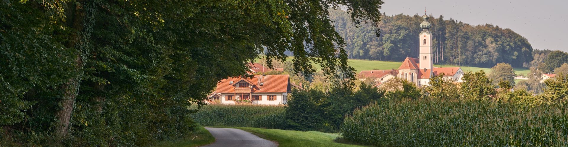 Hier sehen Sie eine Ansicht der Mehringer Kirche von Burghausen aus 