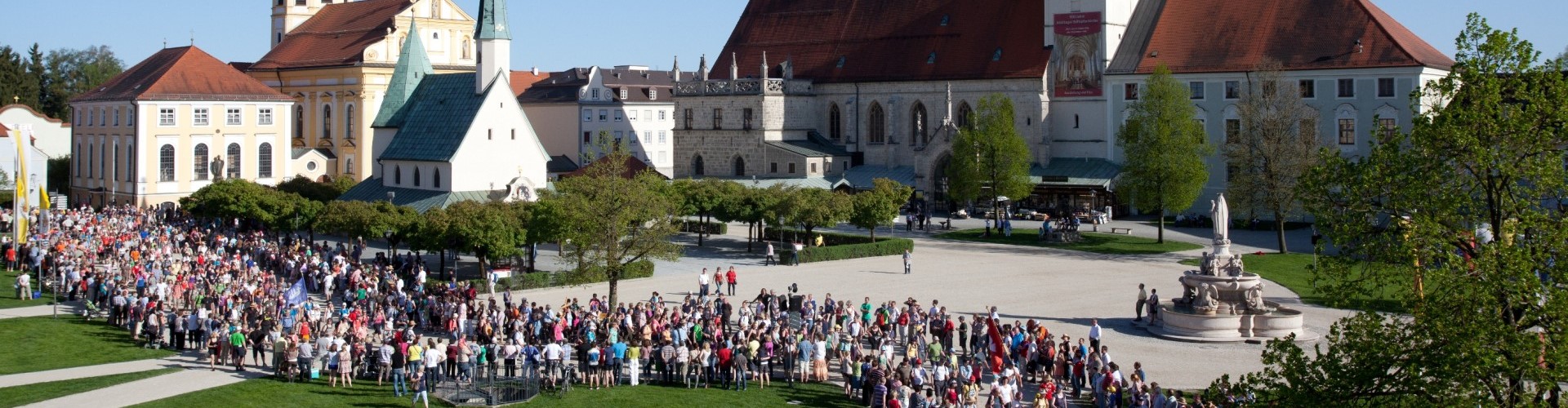 Der Pilgereinzug auf den Altöttinger Kapellplatz vor der Gnadenkapelle.