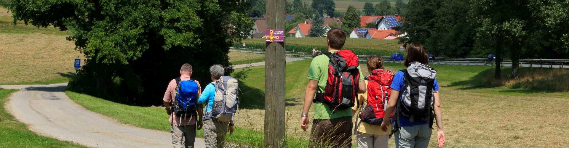 Eine kleine Pilgergruppe geht auf dem Rupert Pilgerweg nach Altötting.