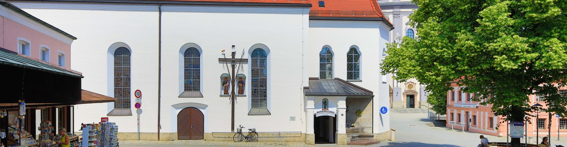 Eine Aussenaufnahme der Hl. Bruder Konradkirche Oase in Altötting.