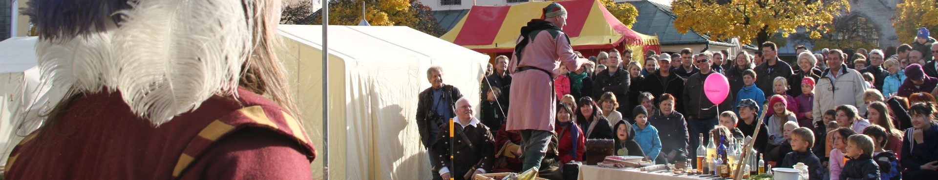 Der Altöttinger Tillymarkt mit vielen Besuchern und verschiedenen Gauklern.