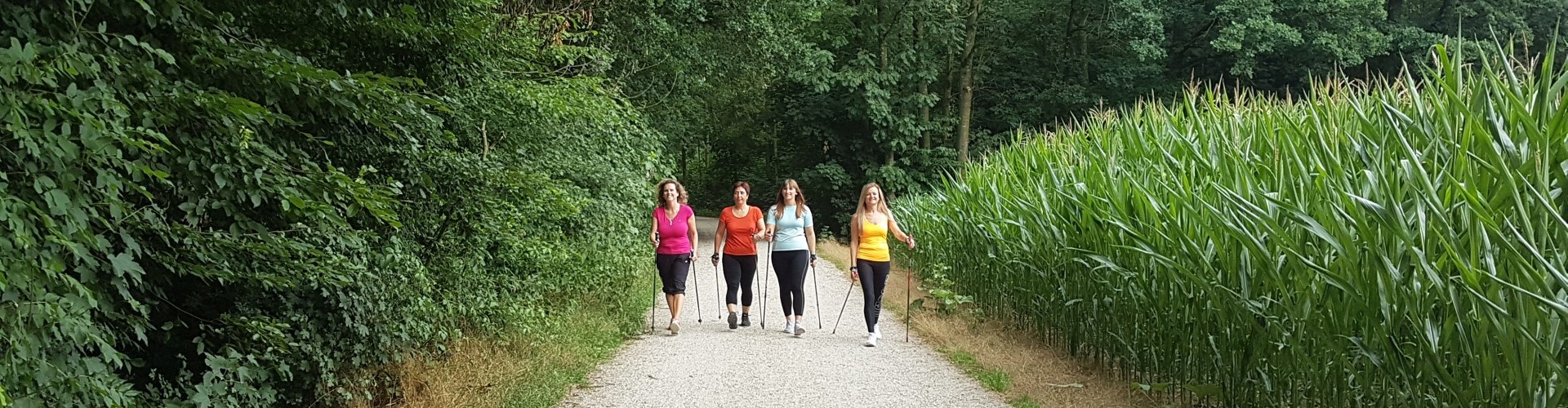 Vier Damen halten sich auf dem Altöttinger Trimm Dich Pfad fit.