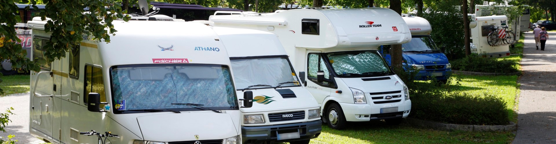 Der Wohnmobilstellplatz mit verschiedenen Wohnmobilen in Altötting.