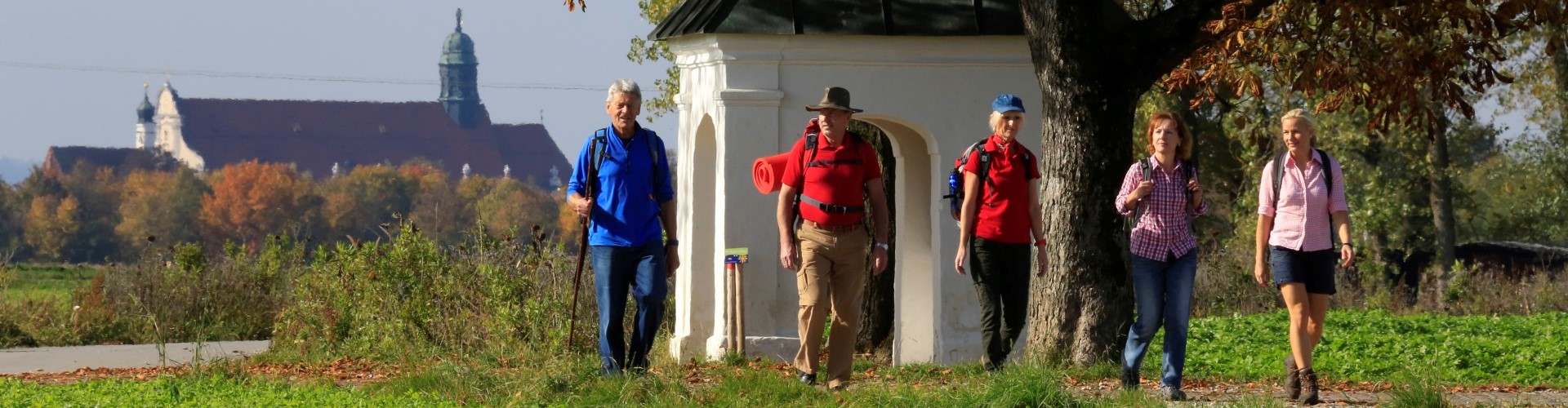 Eine kleine Pilgergruppe auf dem Wolfgangweg nach Altötting.