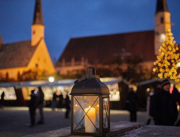 Hier sehen Sie eine Laterne am Kapellplatz