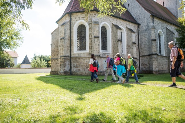 Eine kleine Pilgergruppe die auf dem Weg von Heiligenstatt nach Altötting zu einer kleinen Kapelle gehen.