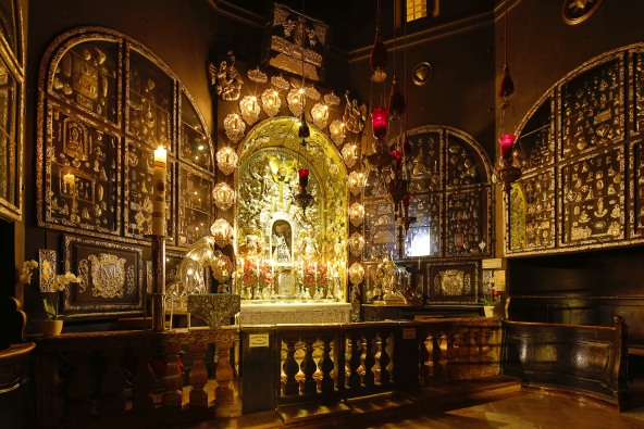 Eine Innenaufnahme der Altöttinger Gnadenkapelle von dem Altarbereich.