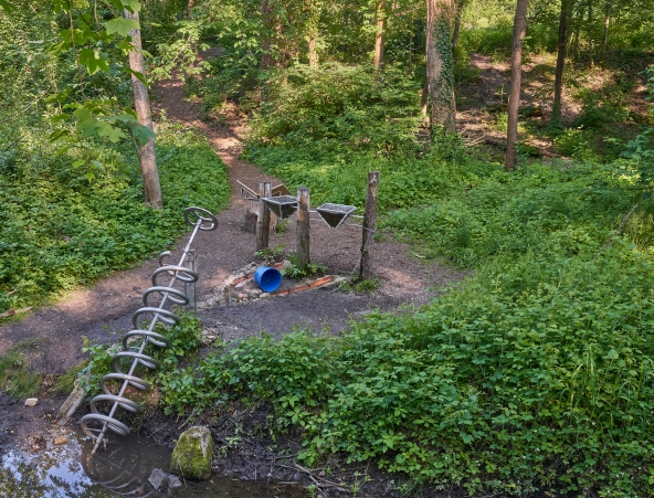 Hier sehen Sie eine der Zehn Erlebnisstationen im Naturlehrpfad Gries