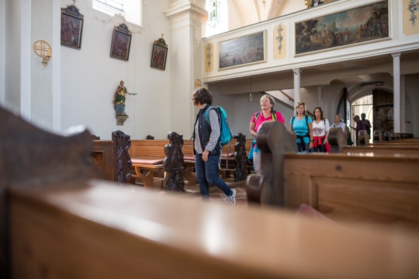 Eine kleine Pilgergruppe geht auf dem Weg von Heiligenstatt nach Altötting in eine kleine Kirche.