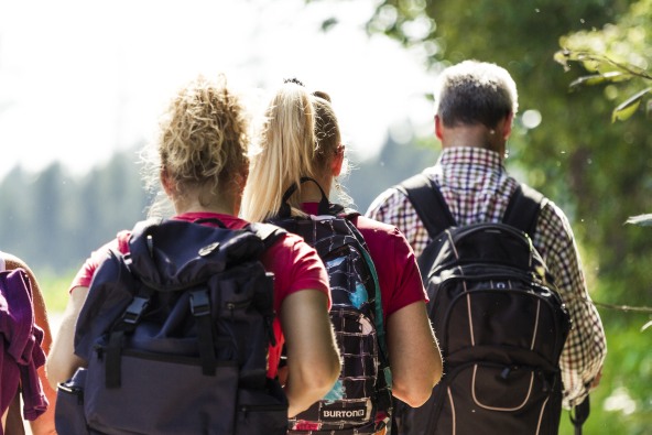 Eine kleine Pilgergruppe, die mit dem Rucksack nach Altötting pilgern.