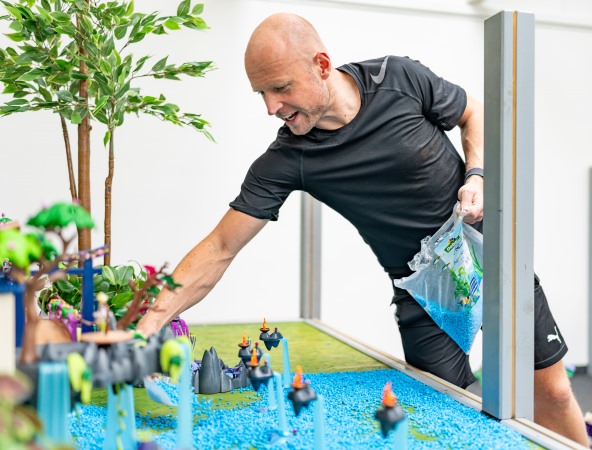 Oliver Schaffer baut sein PLAYMOBIL Diorama auf.