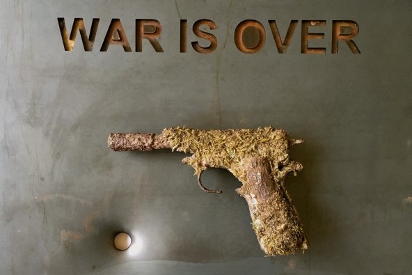 Ein Stück aus der Ausstellung von Christian Pöllner, mit dem Titel "War is Over" in der Stadtgalerie Altötting.