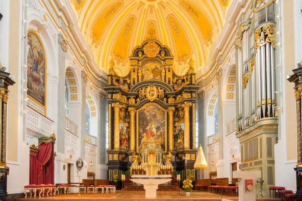 Der Altarraum von der Basilika St. Anna in Altötting.