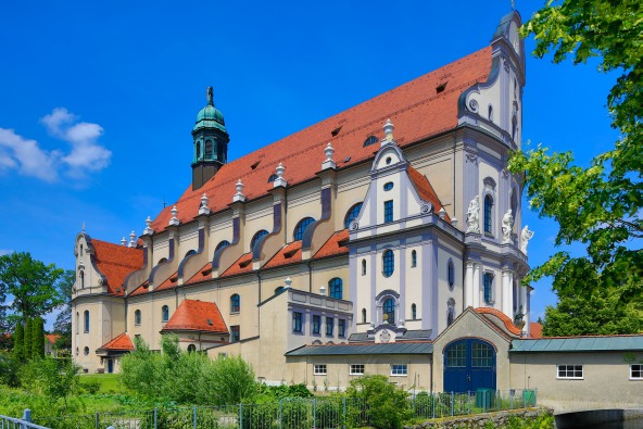 Die Altöttinger Basilika St. Anna von der Aussenansicht.