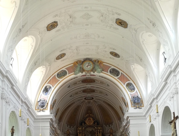 Hier sehen Sie die Decke in der Basilika in Altötting 