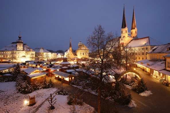 Der Altöttinger Christkindlmarkt auf dem Kapellplatz von oben.