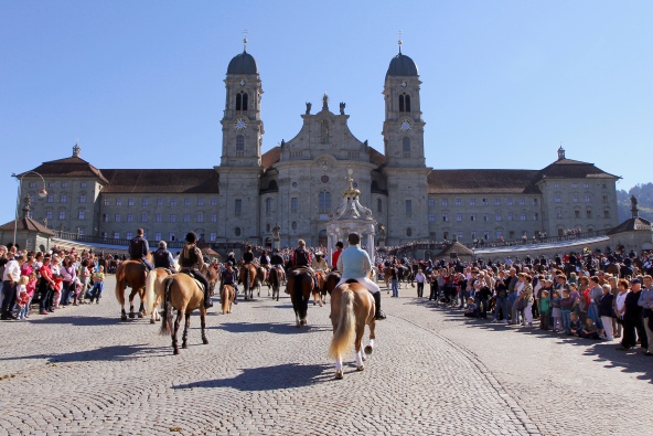 Kloster in Einsiedeln mit Pferdeumritt